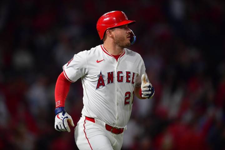 Deadspin | Astros fall to Angels as postseason hopes take major hit