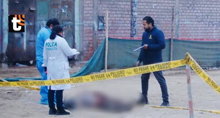 ¡De terror! Comerciantes y transeúntes encuentran cadáver apuñalado en plena avenida Izaguirre en SMP Un gran número de personas salían de sus casas para ir a trabajar y encontraron la terrible escena