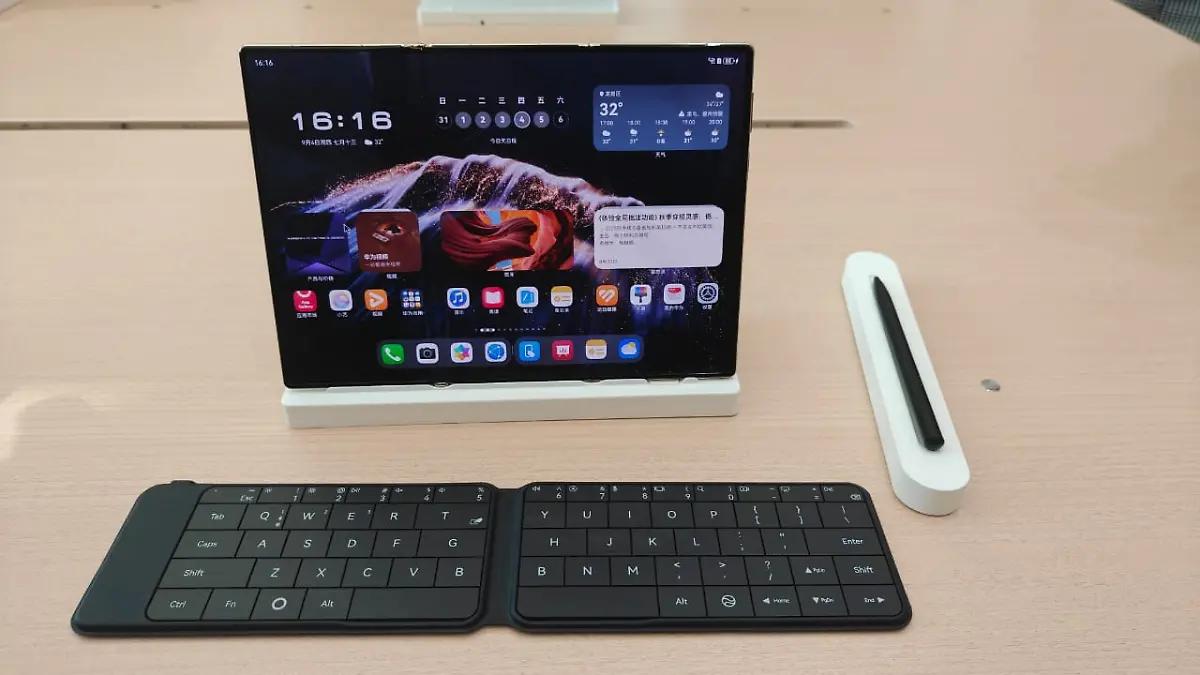 Huawei lanza la segunda versión de su teléfono triplegable