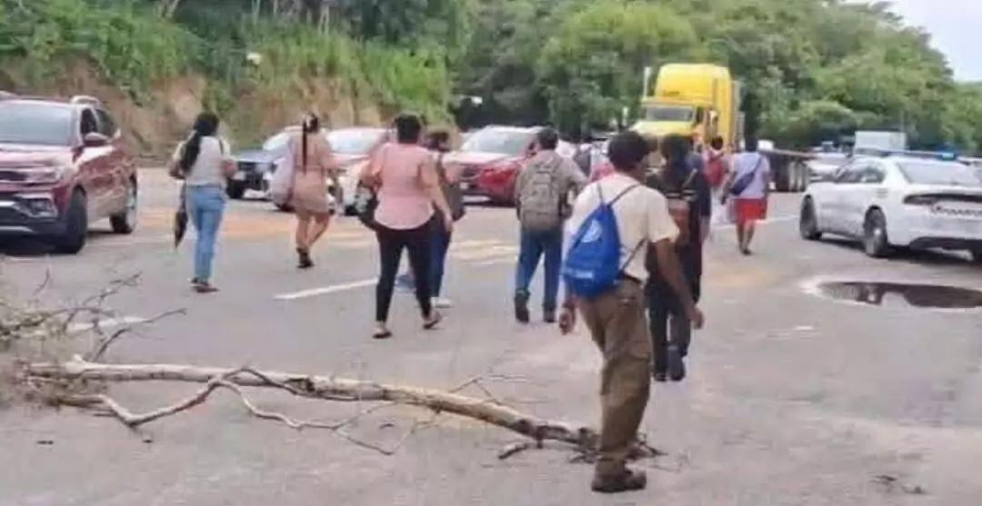 CIP Huatulco paraliza la carretera federal 200 por desacuerdo en finiquitos bajo outsourcing