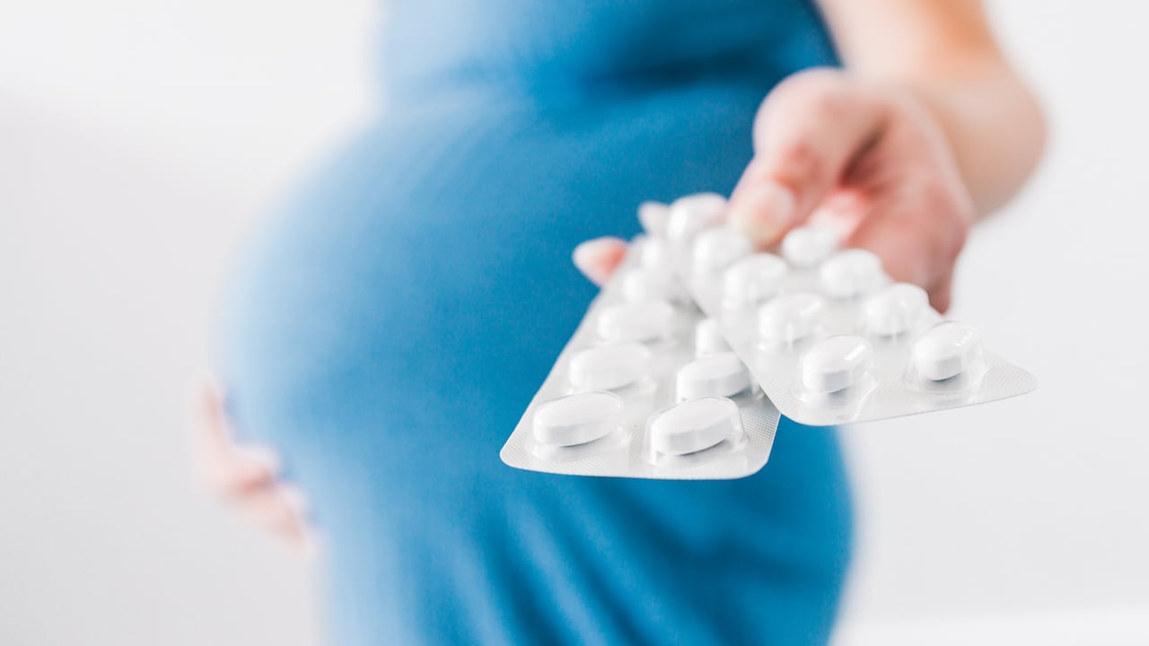 Polémica en Estados Unidos por posible vínculo entre consumo de acetaminofén en el embarazo y riesgo de autismo