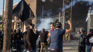 Alcalde de un pueblo al oeste de Chicago afirma que agentes federales le lanzaron gas lacrimógeno durante protesta contra ICE