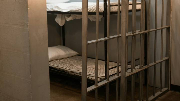 Investigan muerte de hombre al interior de celda municipal de Apodaca