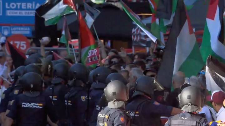Radicales propalestinos jaleados por Sánchez invaden con violencia el tramo final de la Vuelta a España