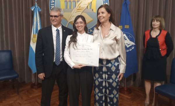 Tuvo otra "Alegría" al recibir su diploma la primera egresada sorda