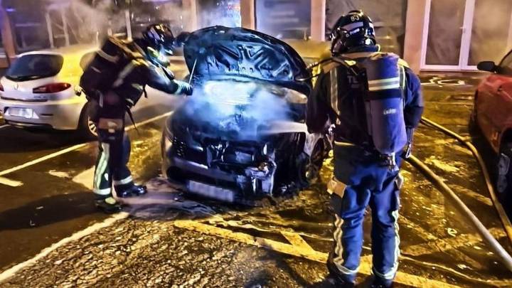 Un detenido por los fuegos que quemaron cuatro coches en Tenerife