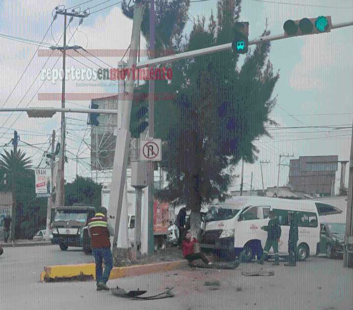UNIDAD DEL TRANSPORTE PÚBLICO SE PASÓ EL ALTO Y TERMINÓ CHOCANDO CONTRA UN ÁRBOL EN TULTITLÁN