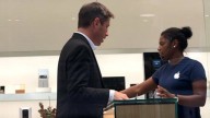 Kicillof desmintió una foto falsa que lo mostraba en Nueva York comprando un iPhone