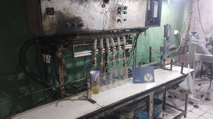 Desde José Mármol envasaban y vendían aceite de girasol falsificado en el Conurbano