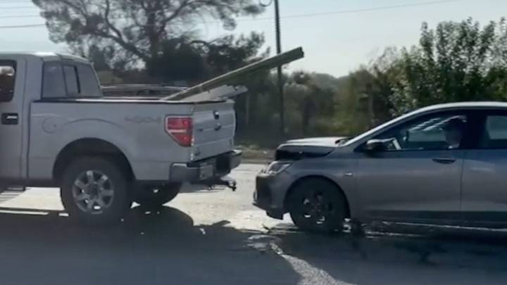 Choque por alcance en V. Carranza deja daños en par de autos