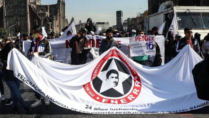 Estudiantes de Oaxaca protestan en Palacio Nacional; denuncian represión y piden audiencia con Sheinbaum