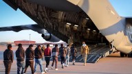 Filtran documentos sobre traslado masivo de migrantes en vuelos secretos de ICE