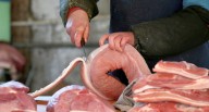 China impone aranceles a la carne de cerdo de la UE como represalia por los de sus autos eléctricos