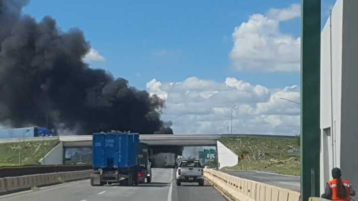 Reportan Choque e Incendio de Pipa y un Tráiler en el Anillo Periférico en Apodaca, Nuevo León