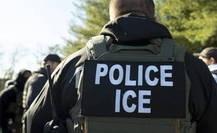 ICE niega uso de fuerza excesiva mientras amplía arrestos migratorios en Chicago