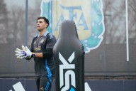 Treinta y tres de manos. Dibu cumplió años en la selección, en la que tratará de acercarse a otro récord pero inquieta su situación