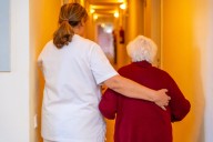 Así viven las cuidadoras profesionales de enfermos de Alzheimer: “Los familiares no te comprenden, pero creas lazos que te unen”