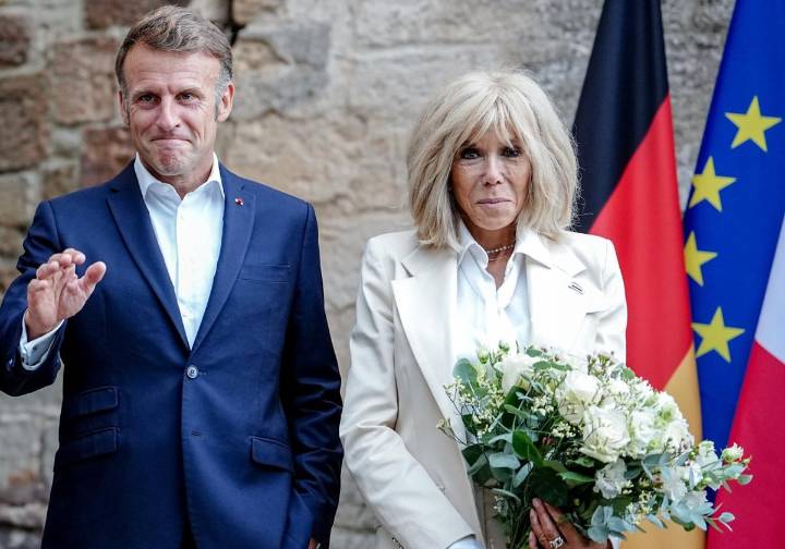 Macron presentará fotos de Brigitte embarazada para demostrar que es mujer