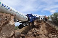 Carretera Transpeninsular será cerrada en Mulegé para retiro de pipa colapsada en socavón