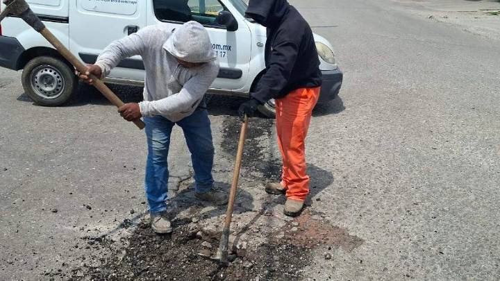 Tula: Vecinos y trabajadores bachean calle principal de El Salitre