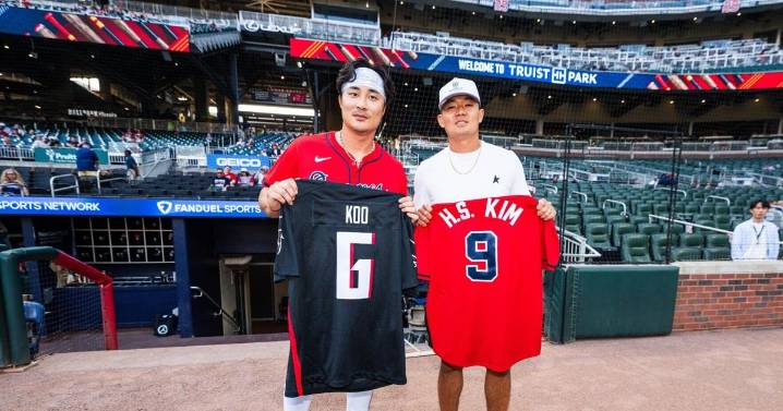 PHOTOS: Falcons' Koo, Braves' Kim exchange jerseys