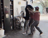 Una estación de servicio hizo un spot publicitario simulando el secuestro de una mujer y fueron repudiados
