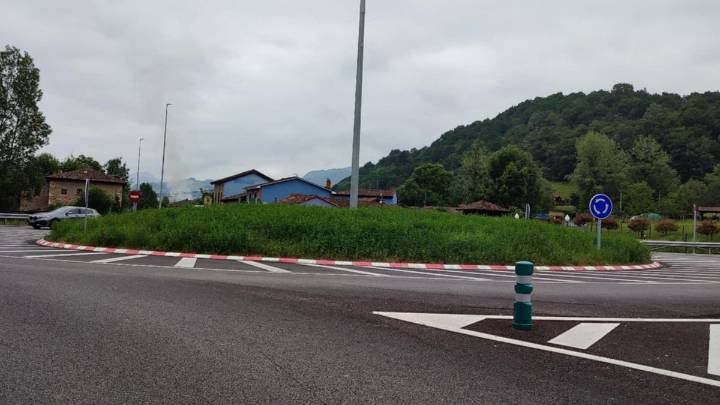 Villanueva (Cangas de Onís) y Vega los Caseros (Parres), exigen un paso de peatones en la N-625, en las inmediaciones de la rotonda que da acceso a esas localidades
