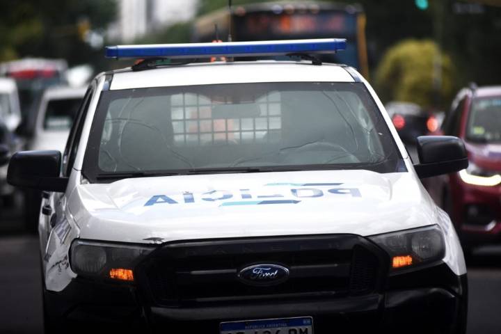 Chocó varios autos, golpeó a dos policías mujeres y terminó detenido