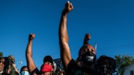 El FBI habría despedido a agentes que se arrodillaron durante las protestas de BLM en 2020