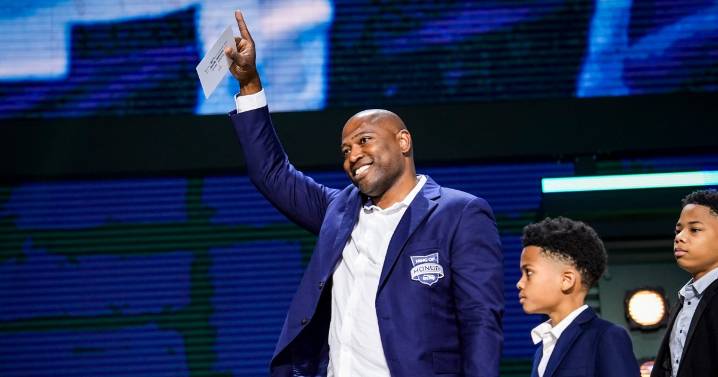 Former NFL star Shaun Alexander expecting 14th child