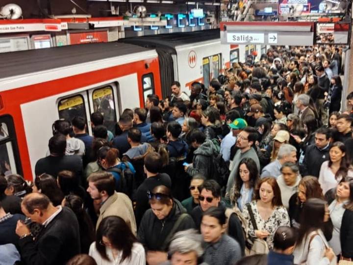 Aglomeraciones en el Metro: así se encuentra Baquedano tras cierre de estaciones en Línea 1