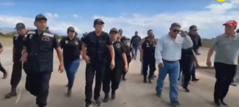 Rondas campesinas en Cajamarca dan chicotazos a gerente de Corpac por demoras en obras del aeropuerto de Jaén