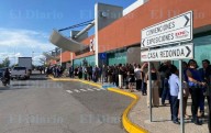 Hacen fila para ingresar al Centro de Convenciones
