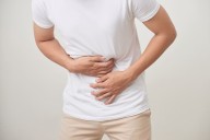 Cinco ejercicios para liberar los gases intestinales acumulados que pueden causar malestar abdominal