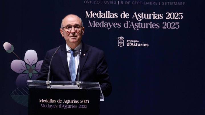 La Asociación Española de Científicos premia al docente Luis Felipe Fernández por su labor de divulgación de la ciencia