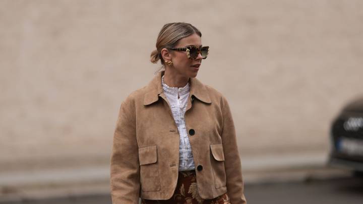 Cómo combinar botas altas con blusas elegantes para ser la mejor vestida de la oficina en septiembre 2025