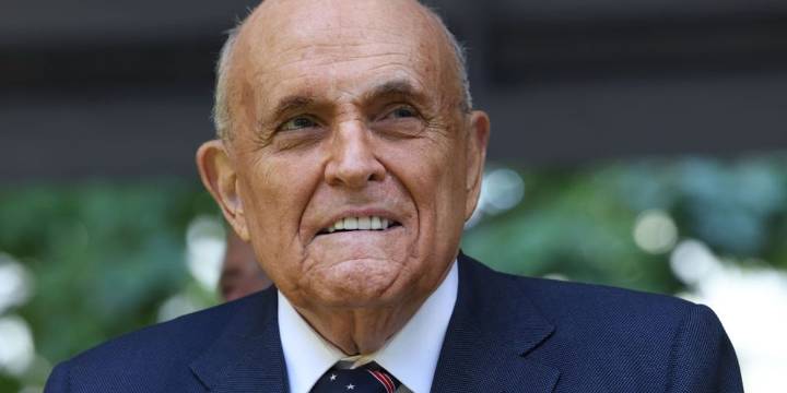 Trump to award Mayor Giuliani the Medal of Freedom after his brush with death while helping woman