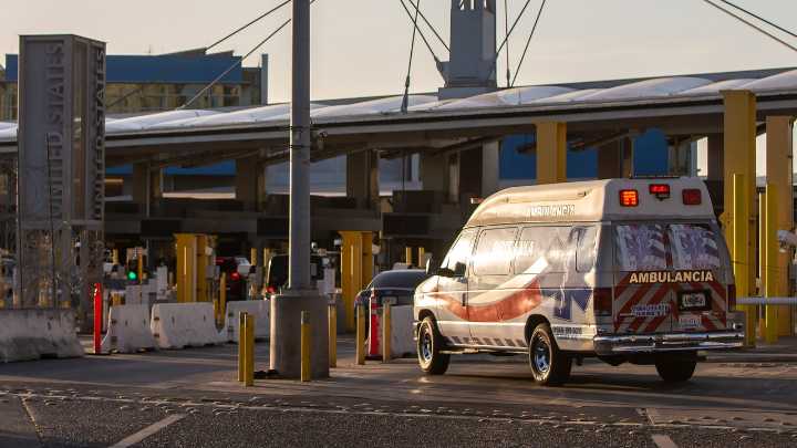 Un tren arrolla un autobús y deja al menos ocho muertos y más de 40 heridos