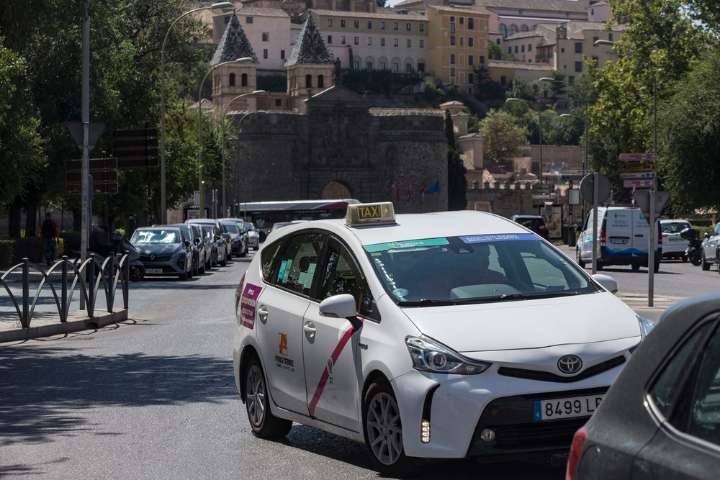 PSOE, a favor de la Junta con los VTC. IU, en contra