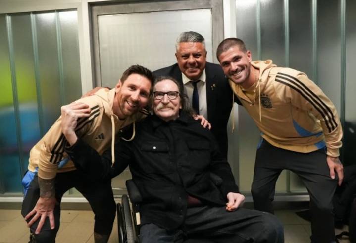 “Que Dios te bendiga”. El encuentro entre Messi y Charly García a la salida del estadio tras la goleada de la selección