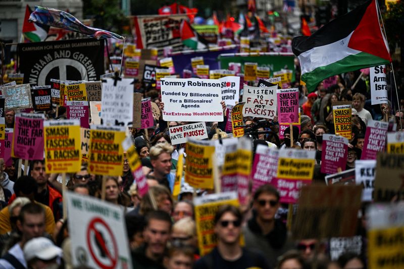 Scuffles with police as 100,000 anti-immigration protesters march in London