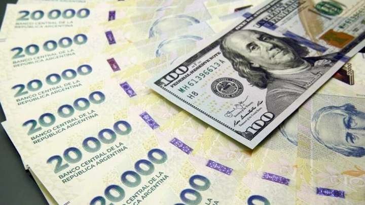 El dólar oficial cerró a $1.480 y achica la brecha con el blue