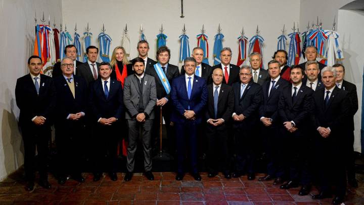 Desconfianza de la oposición a la convocatoria de Milei El anuncio del Gobierno Nacional, que busca confirmar una mesa de diálogo, provocó la reacción adversa de dirigentes de la oposición.