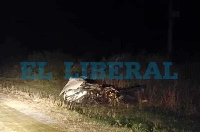 Ojo de Agua: dos muertos en terrible choque entre un micro y un auto que terminó incendiado