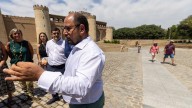 El presidente del PAR se lleva un buen susto al ser pillado por una vaquilla en su pueblo
