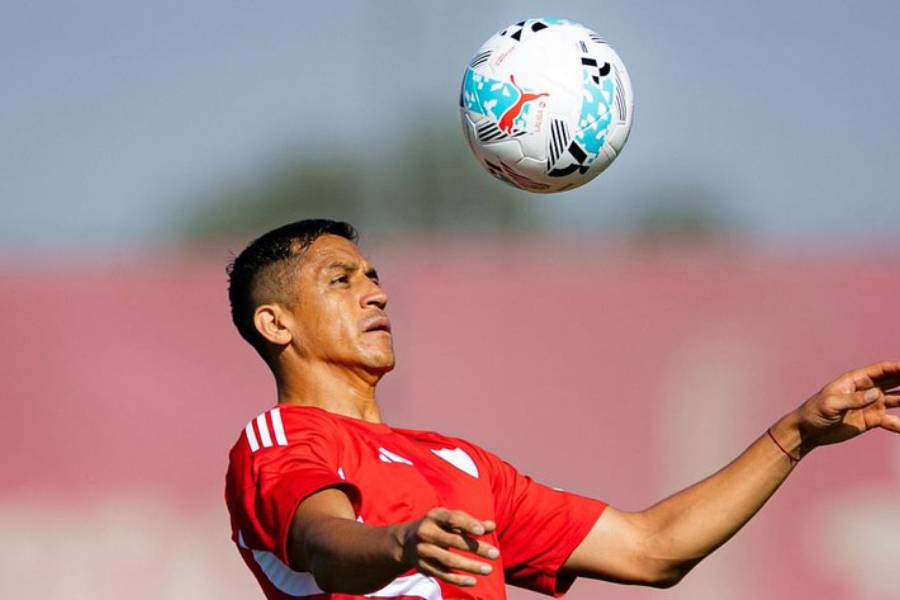 En España adelantan que Alexis nuevamente sería suplente en el Sevilla