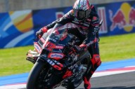 Bezzecchi aprovechó la caída de Marc Márquez y se quedó con el triunfo en la carrera sprint de MotoGP