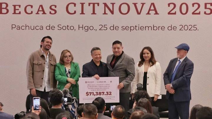Julio Menchaca entrega becas de posgrado Citnova 2025