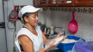 Estudio evidencia que ni a la hora de vender hay equidad de género: las microempresarias facturan 40 % menos que sus pares hombres