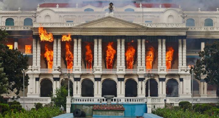 Nepal: manifestantes incendian el Congreso tras quemar la casa del primer ministro KP Sharma Oli